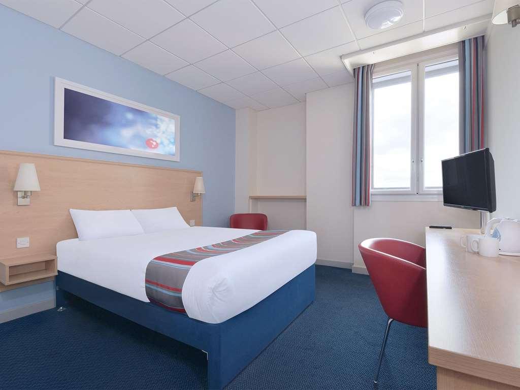 Travelodge Aberdeen Airport Room photo
