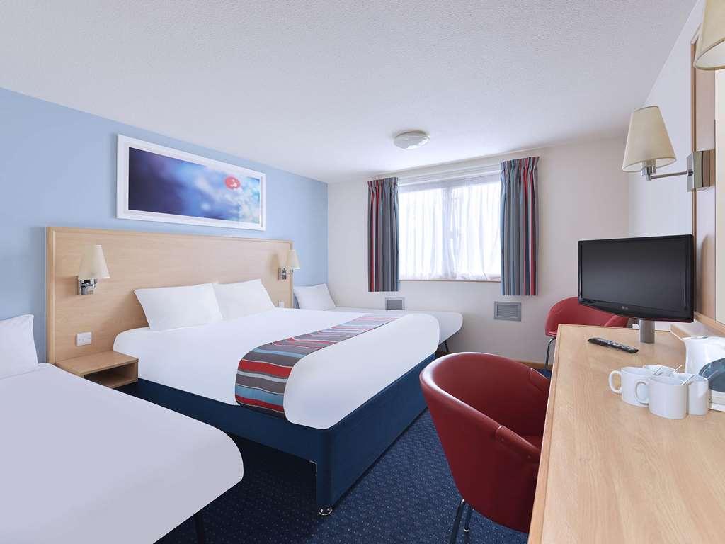 Travelodge Aberdeen Airport Room photo