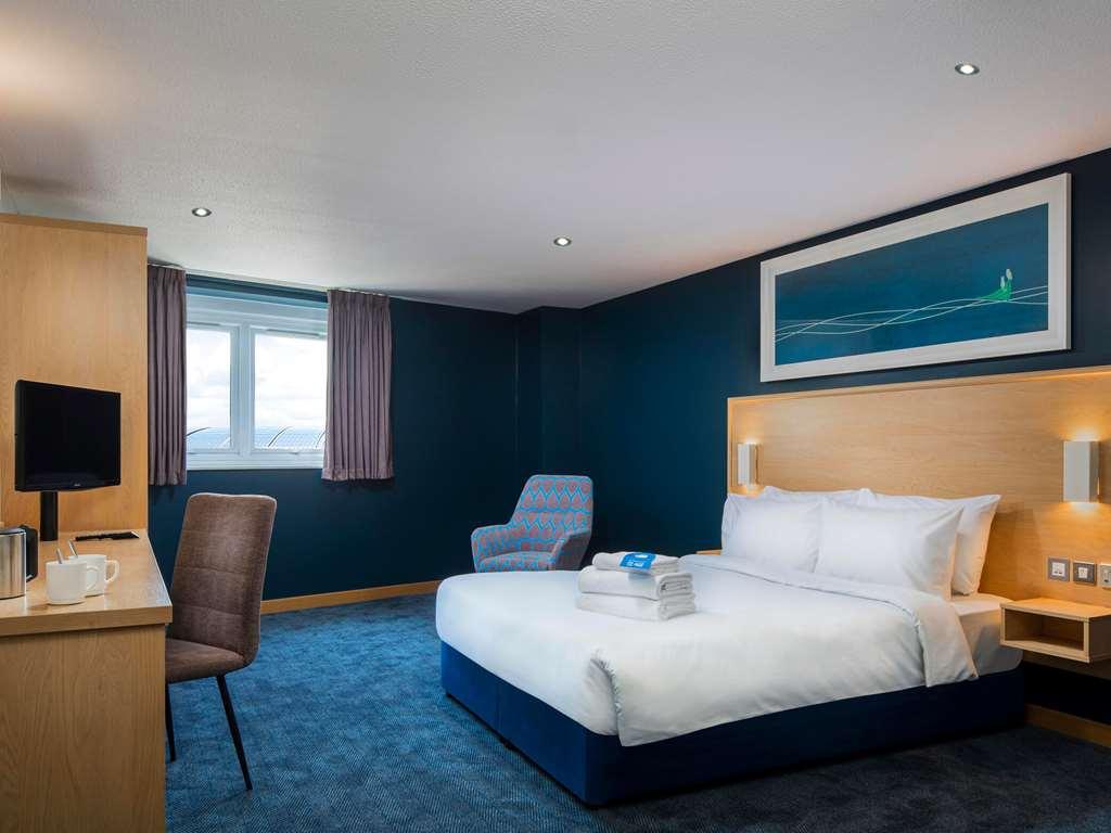 Travelodge Aberdeen Airport Room photo