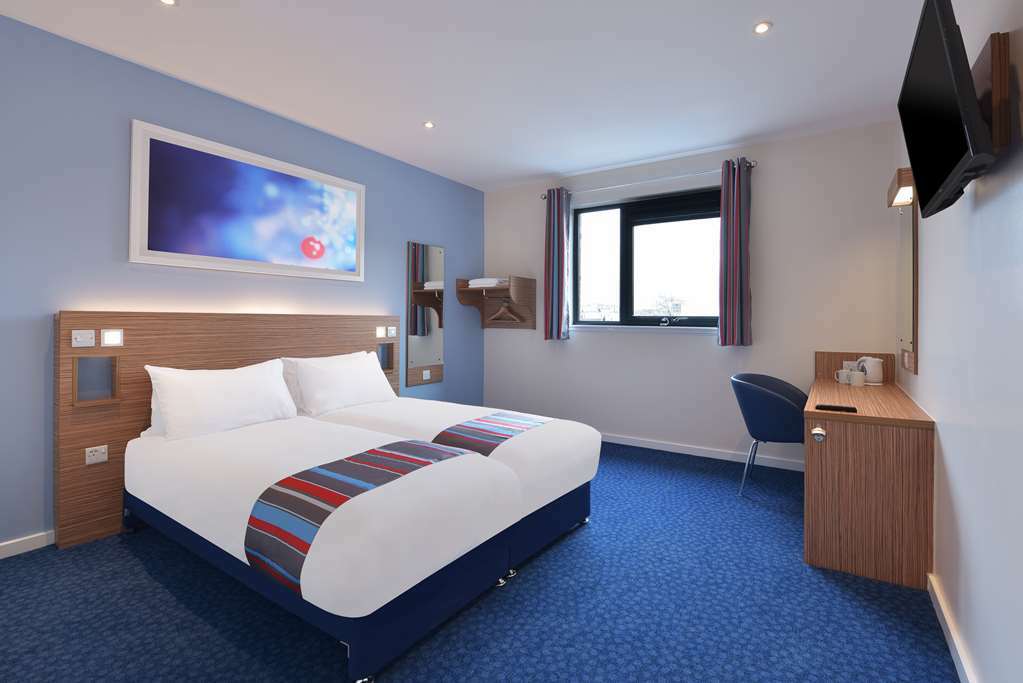 Travelodge Aberdeen Airport Room photo